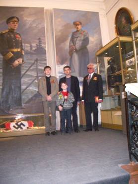 Сергей Леонидович с сыном Алексеем и внуками Никитой и Павлом.